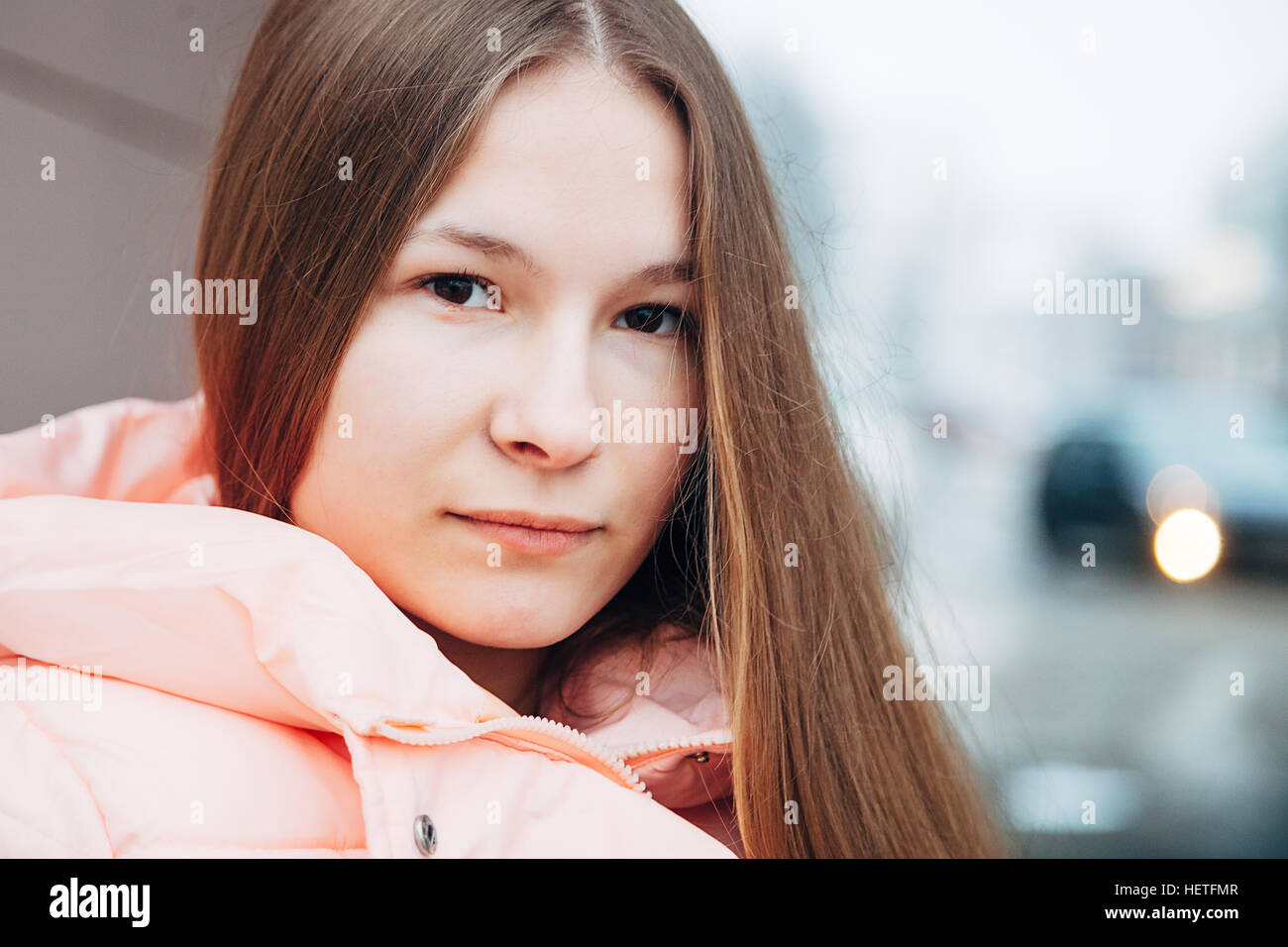 Junge Frau im freien Porträt horizontale Stockfoto