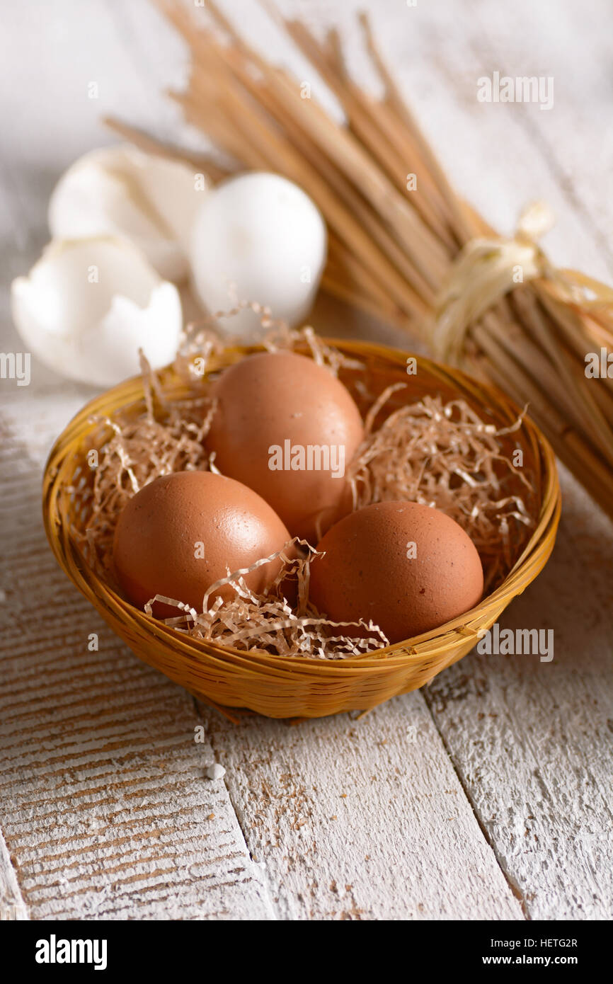 Bio-Huhn Eiern in Korb Stockfoto