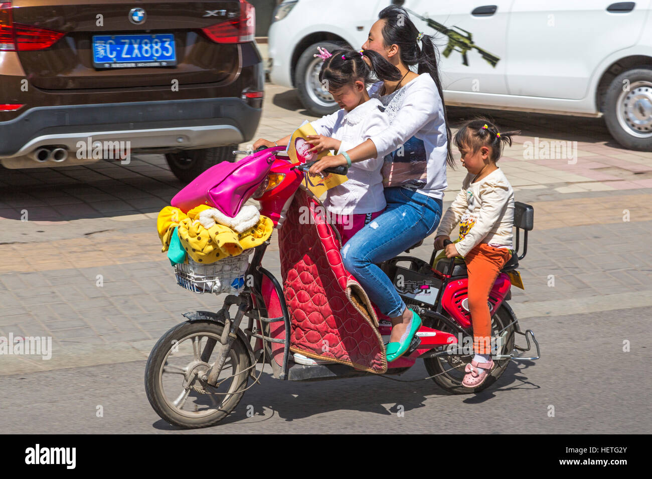 Familie auf Ebike in Yinchuan, Ningxia, China Stockfoto