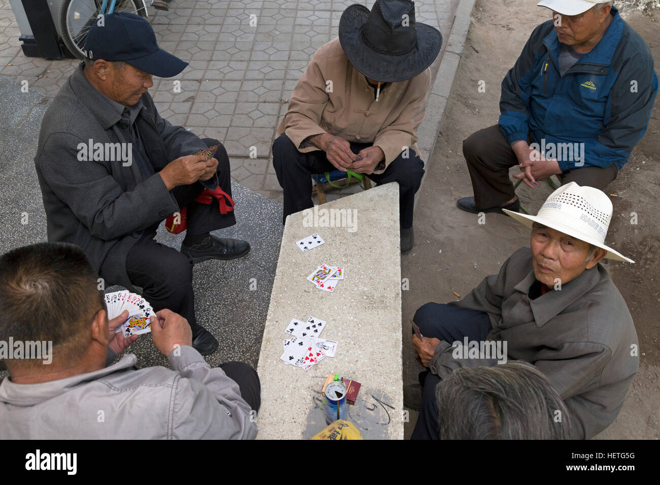 Chinesischer Mann mit Strohhut Spielkarten, Yinchuan, Ningxia, China Stockfoto