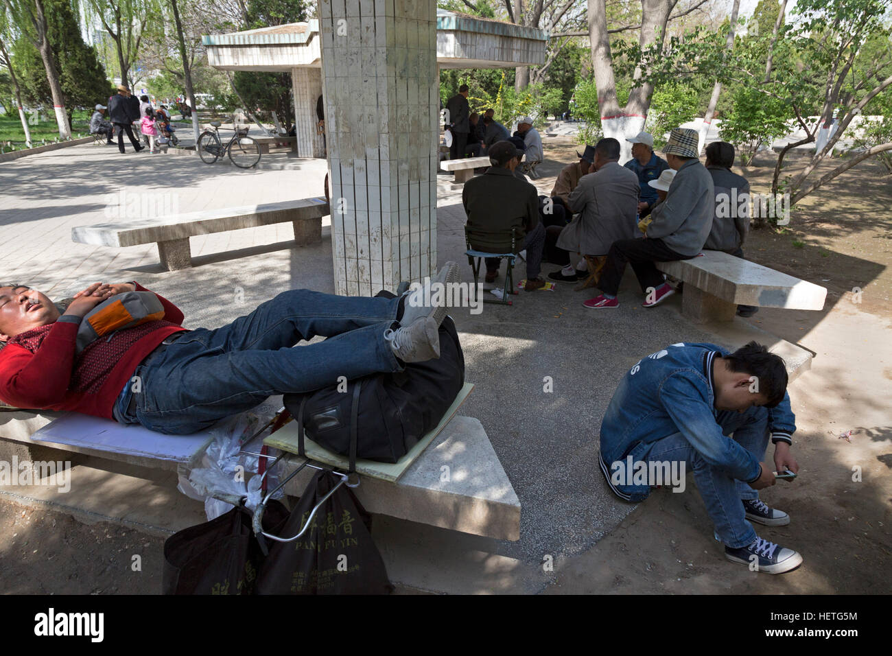 Chinesische Männer schlafen und Spielkarten, Yinchuan, Ningxia, China Stockfoto