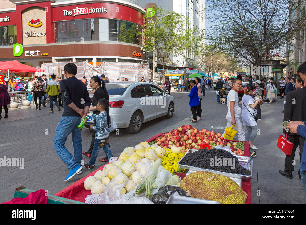 Fußgänger und Verkehr Konflikt, Yinchuan, Ningxia, China Stockfoto