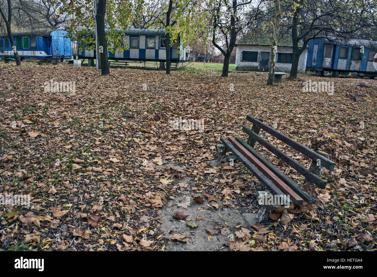 Herbst ist im Resort am Ufer des Flusses angekommen. Stockfoto