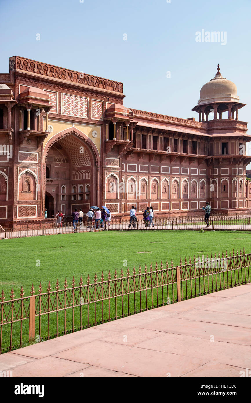 Bogeneingang und Turm, Agra Fort, auch bekannt als Red Fort, Agra, Uttar Pradesh, Indien Stockfoto
