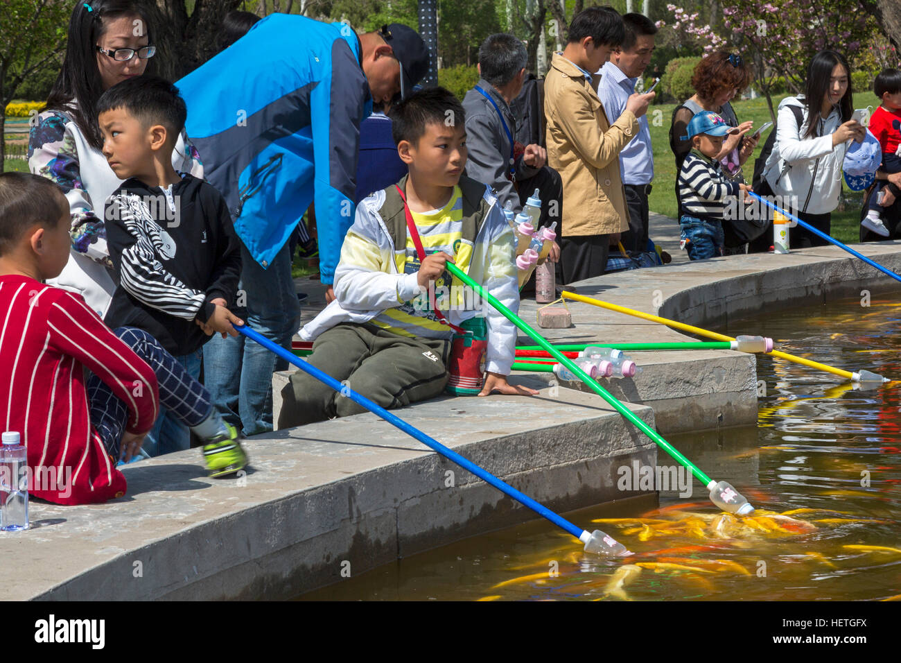 Angeln für Goldfische, Zhongshan Park, Yinchuan, Ningxia, China Stockfoto