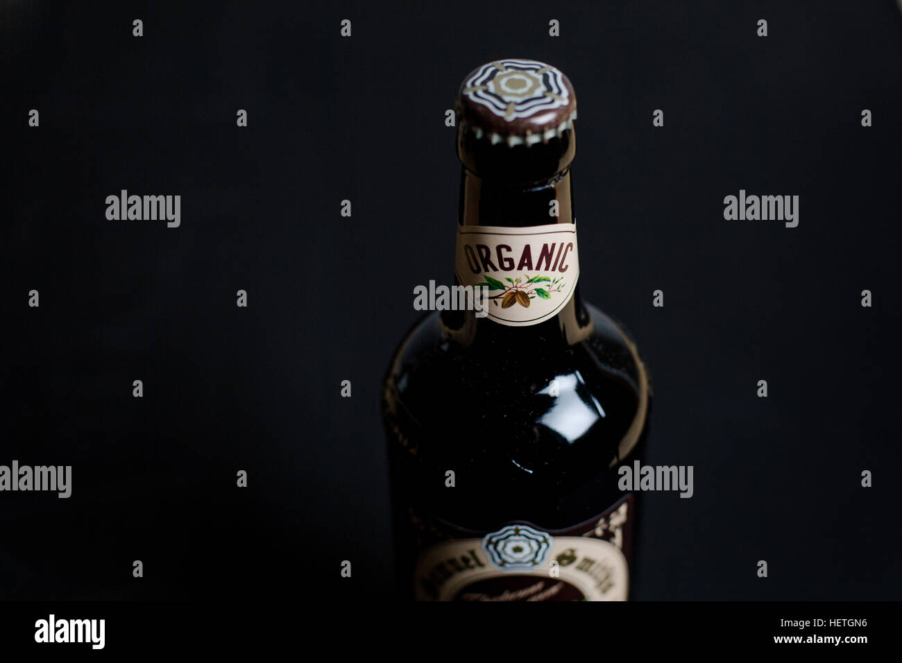 Flasche des Sam Smiths Organic Chocolate stout in tadcaster Yorkshire gebraut Stockfoto