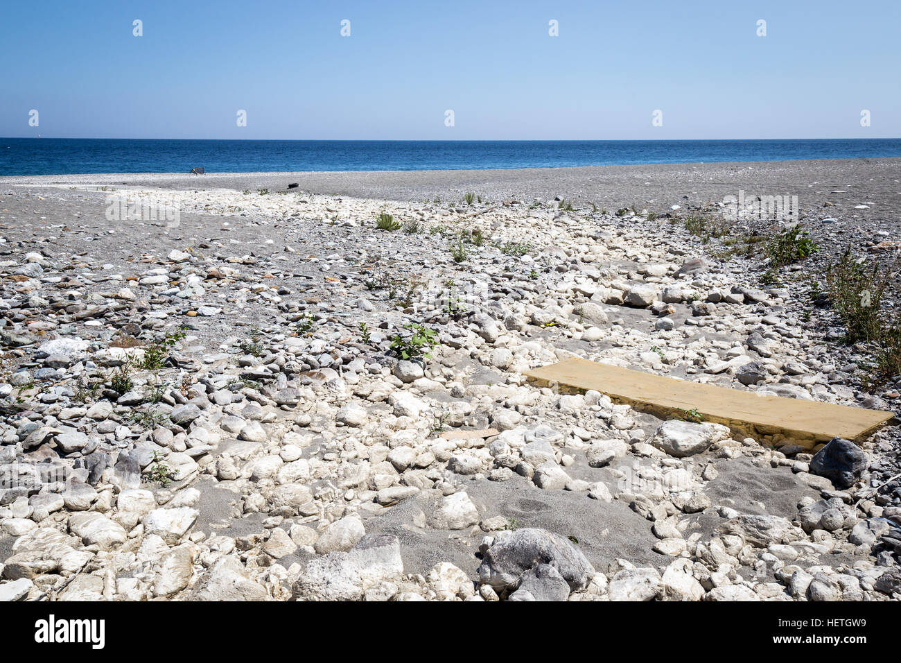 Eine getrocknete Flussbett in Sizilien aufbrechen, um das Meer. Stockfoto