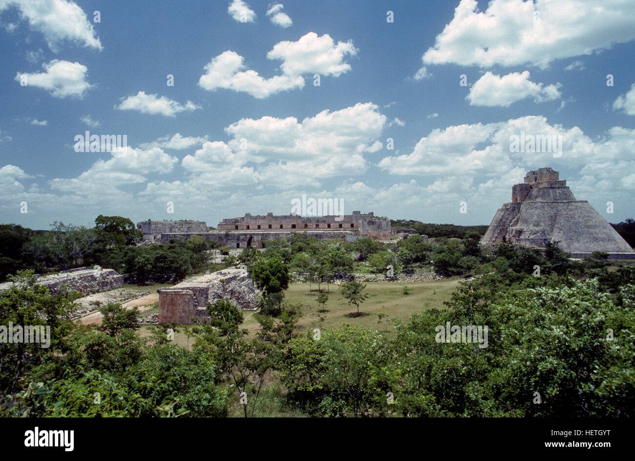 Uxmal-Yucatan, Merida, Mexiko, Juni 1989 anzeigen Blick nach Norden von der Palast des Gouverneurs gegenüber dem Kloster und dem Ballspielplatz mit der Pyramide des Zauberers auf der richtigen Kredit: Mark Reinstein Stockfoto