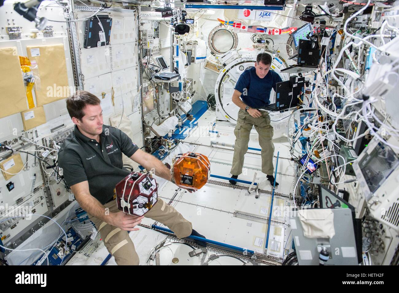 NASA-Expedition 50-51 erstklassige Crew Mitglieder französische Astronaut Thomas Pesquet von der Europäischen Weltraumorganisation und Shane Kimbrough der NASA Sphären-Tether Sat-Experiment in der internationalen Raumstation japanische experimentieren Modul laufen 1. Dezember 2016 in der Erdumlaufbahn. Stockfoto