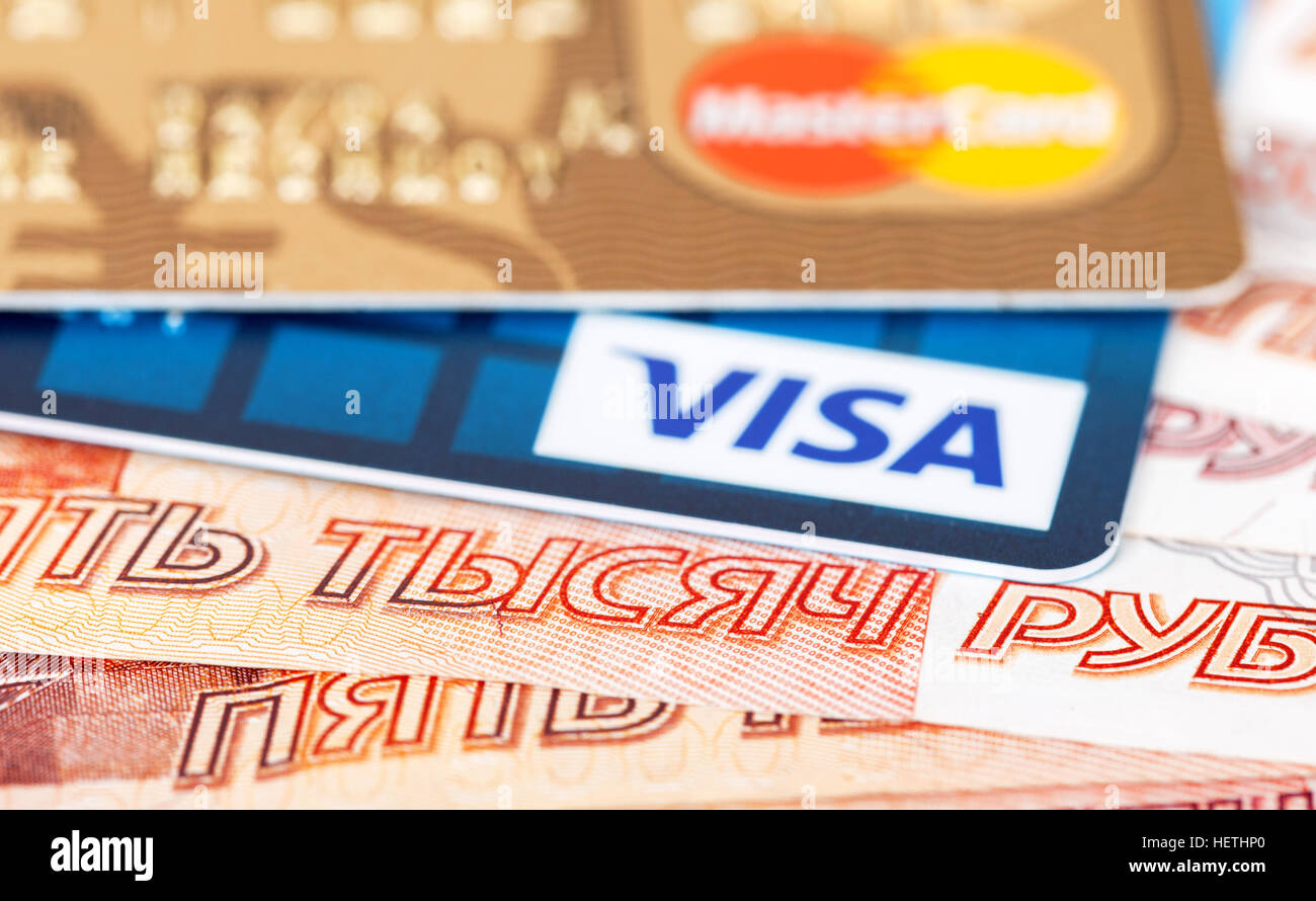 VISA und Mastercard Debit Card liegend über Banknoten der russische Rubel Stockfoto