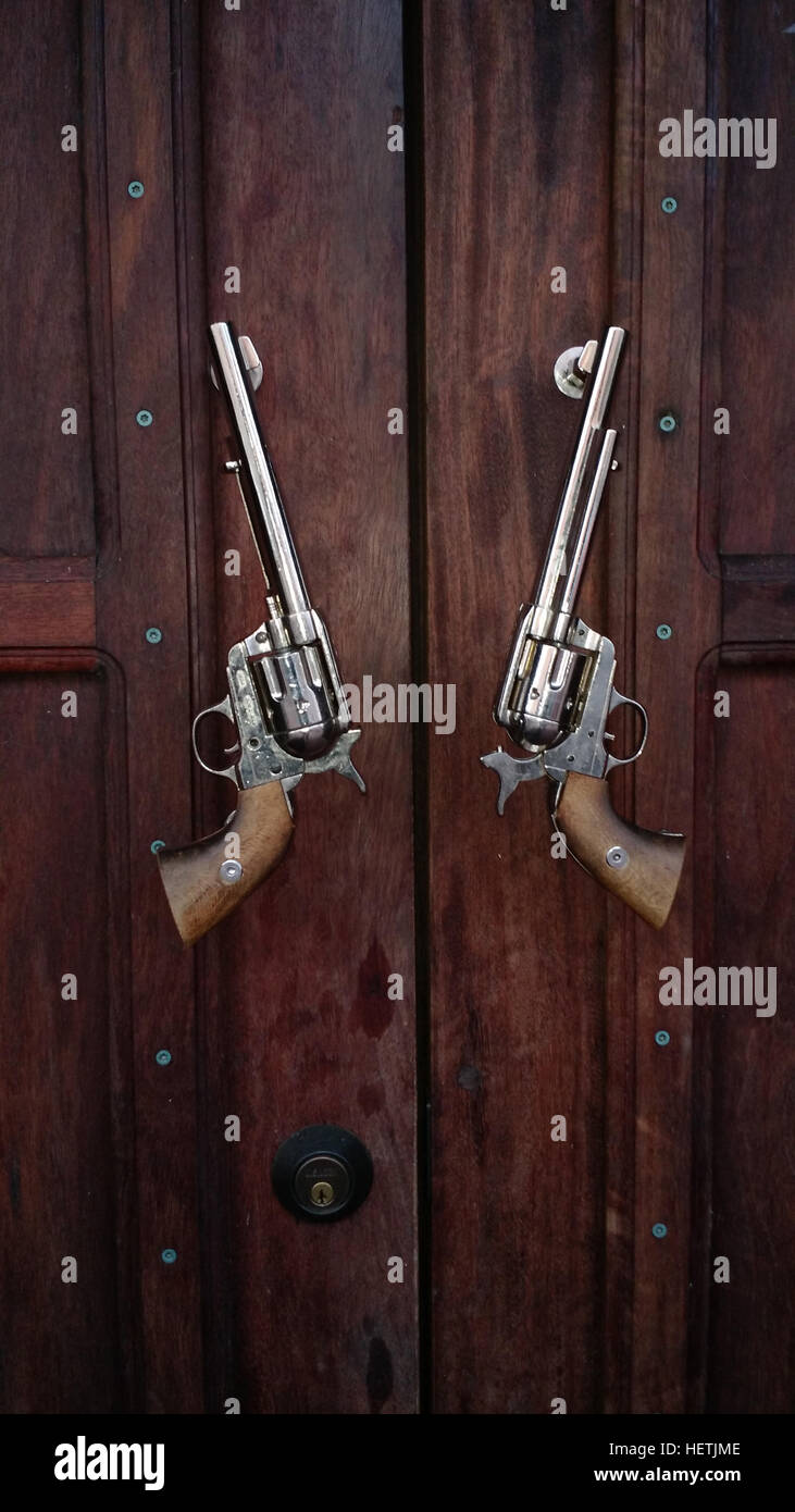 Pistolen dienen als Tür auf eine rustikale Tür in Washington zieht. Die Waffen sind die Art, die einst die Cowboys im wilden Westen. Stockfoto