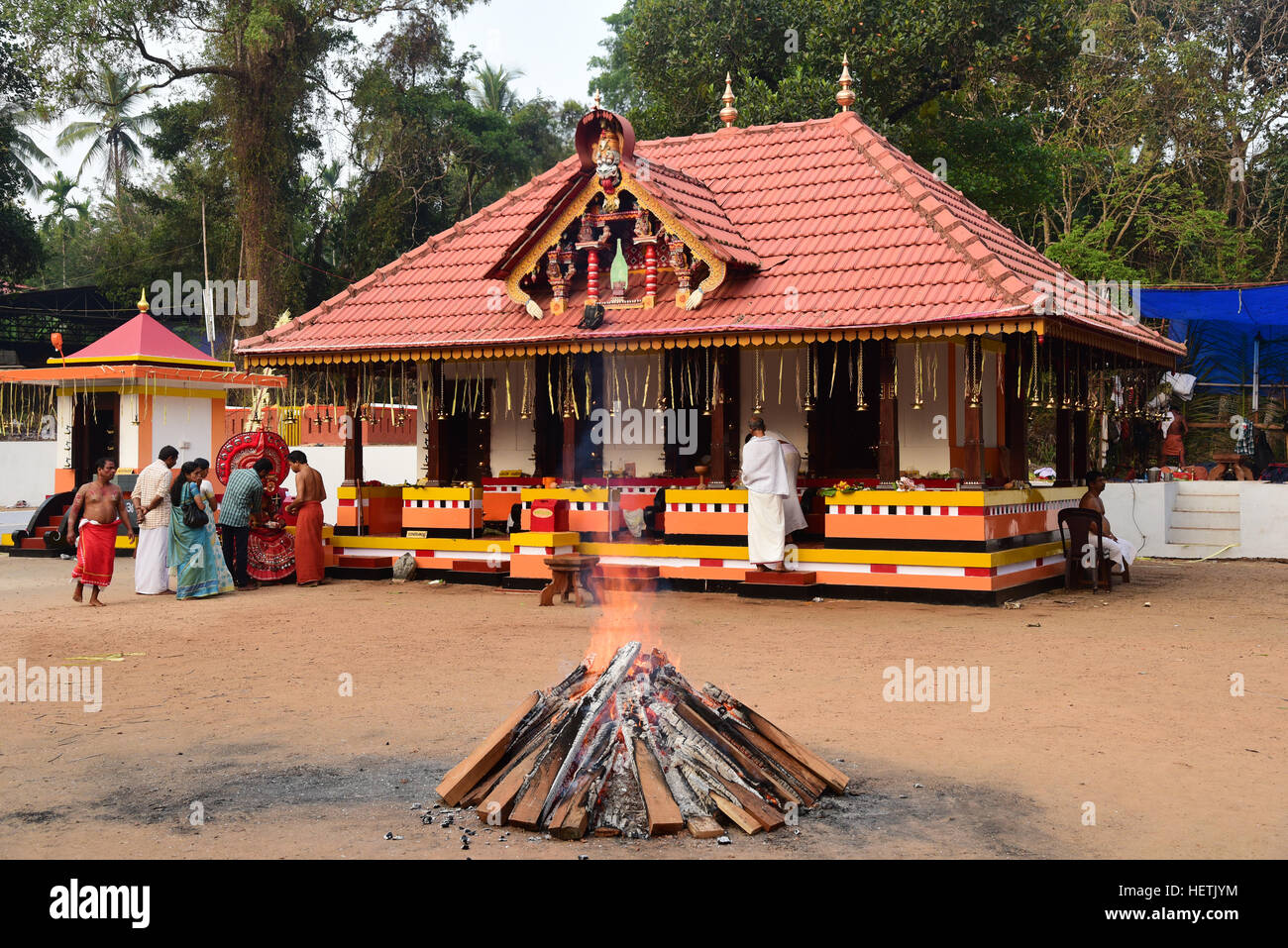 THEYYAM ODER THEYYATTAM IST EINE BELIEBTE HINDUISTISCHE RITUELLE FORM DER ANBETUNG DER NORD MALABAR IM BUNDESSTAAT KERALA, INDIEN, Stockfoto