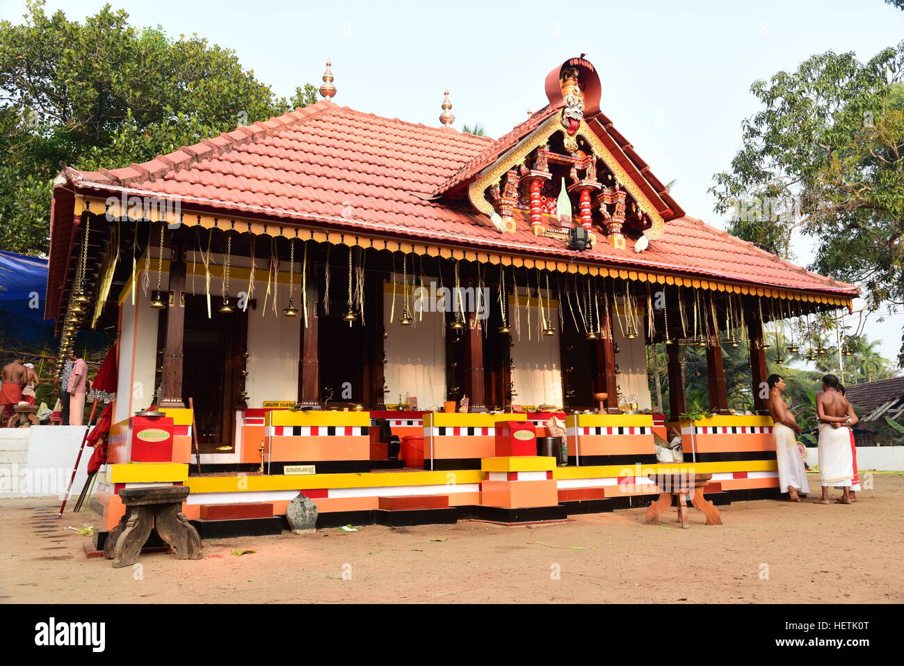 THEYYAM ODER THEYYATTAM IST EINE BELIEBTE HINDUISTISCHE RITUELLE FORM DER ANBETUNG DER NORD MALABAR IM BUNDESSTAAT KERALA, INDIEN, Stockfoto