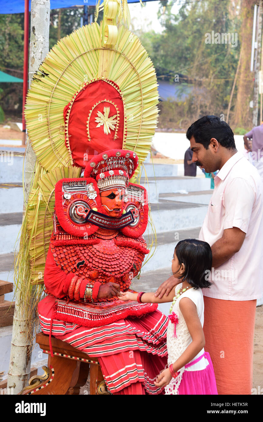 THEYYAM ODER THEYYATTAM IST EINE BELIEBTE HINDUISTISCHE RITUELLE FORM DER ANBETUNG DER NORD MALABAR IM BUNDESSTAAT KERALA, INDIEN, Stockfoto