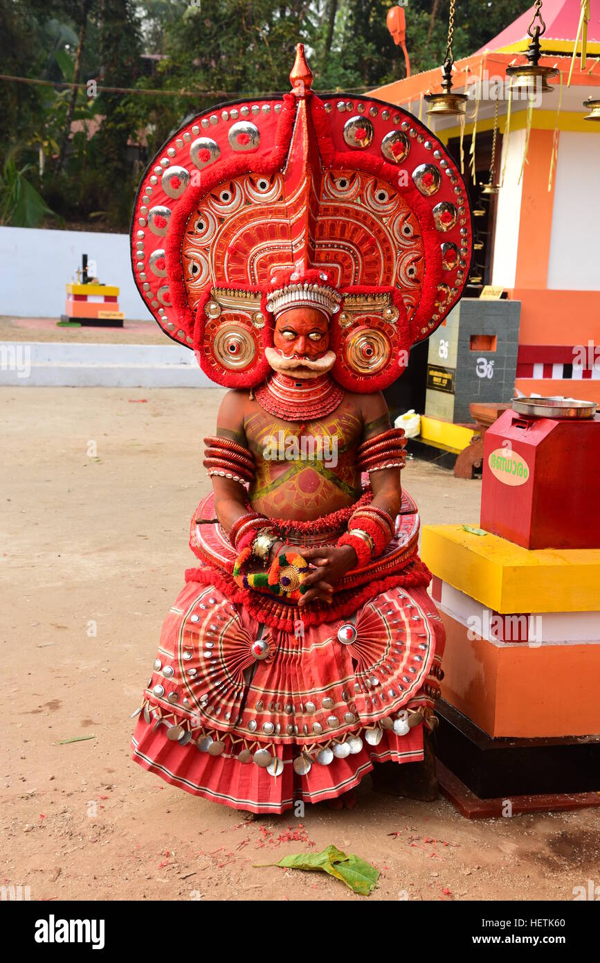 THEYYAM ODER THEYYATTAM IST EINE BELIEBTE HINDUISTISCHE RITUELLE FORM DER ANBETUNG DER NORD MALABAR IM BUNDESSTAAT KERALA, INDIEN, Stockfoto