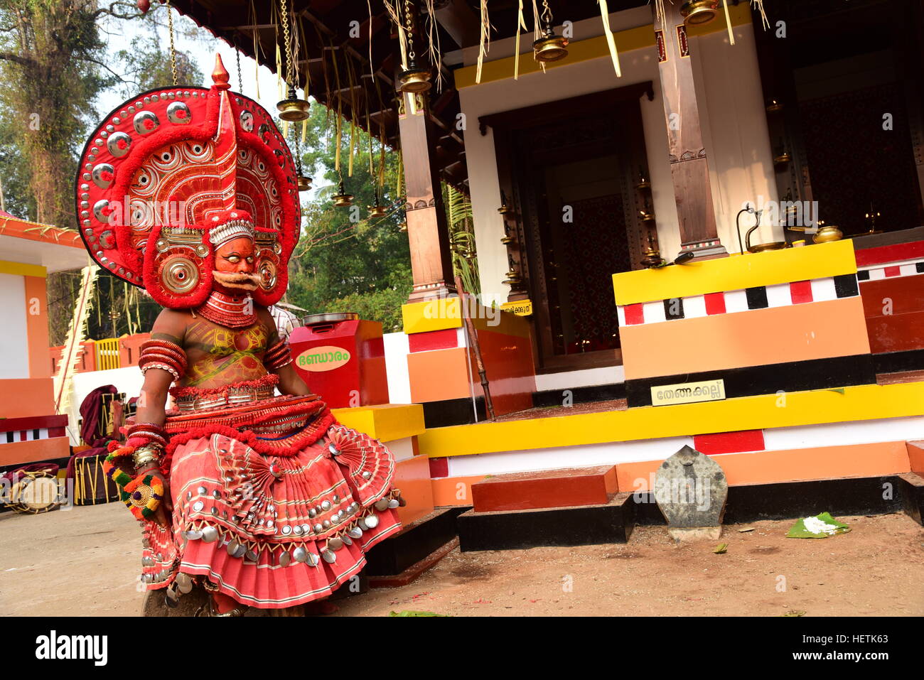 THEYYAM ODER THEYYATTAM IST EINE BELIEBTE HINDUISTISCHE RITUELLE FORM DER ANBETUNG DER NORD MALABAR IM BUNDESSTAAT KERALA, INDIEN, Stockfoto