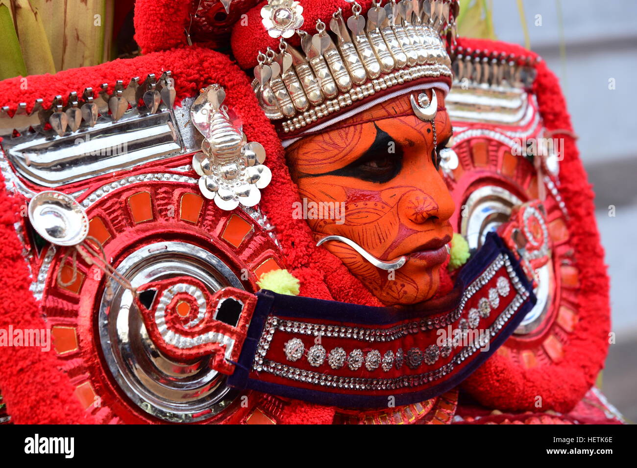 THEYYAM ODER THEYYATTAM IST EINE BELIEBTE HINDUISTISCHE RITUELLE FORM DER ANBETUNG DER NORD MALABAR IM BUNDESSTAAT KERALA, INDIEN, Stockfoto