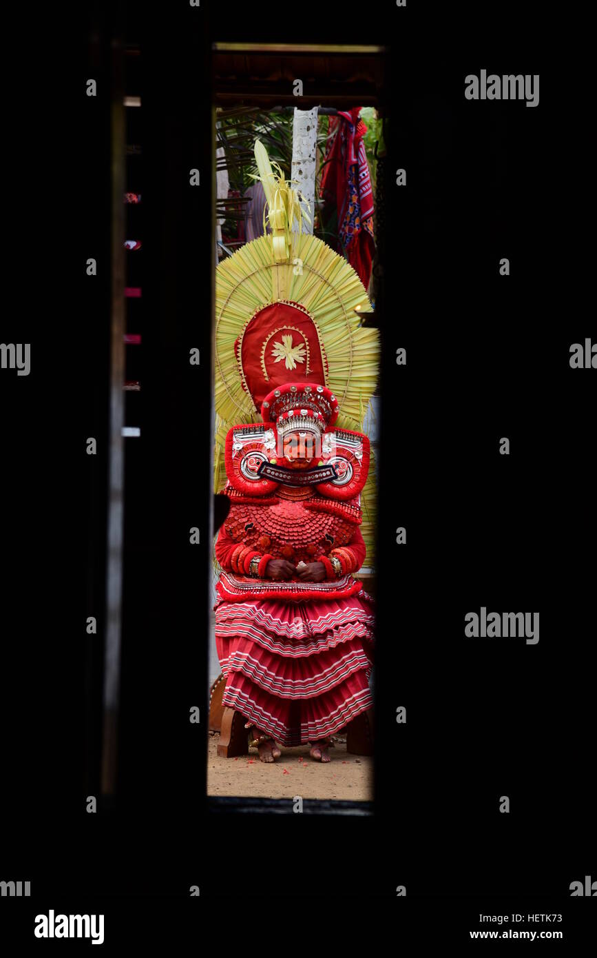 THEYYAM ODER THEYYATTAM IST EINE BELIEBTE HINDUISTISCHE RITUELLE FORM DER ANBETUNG DER NORD MALABAR IM BUNDESSTAAT KERALA, INDIEN, Stockfoto