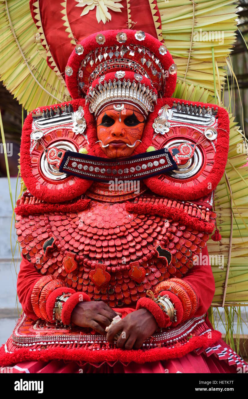 THEYYAM ODER THEYYATTAM IST EINE BELIEBTE HINDUISTISCHE RITUELLE FORM DER ANBETUNG DER NORD MALABAR IM BUNDESSTAAT KERALA, INDIEN, Stockfoto