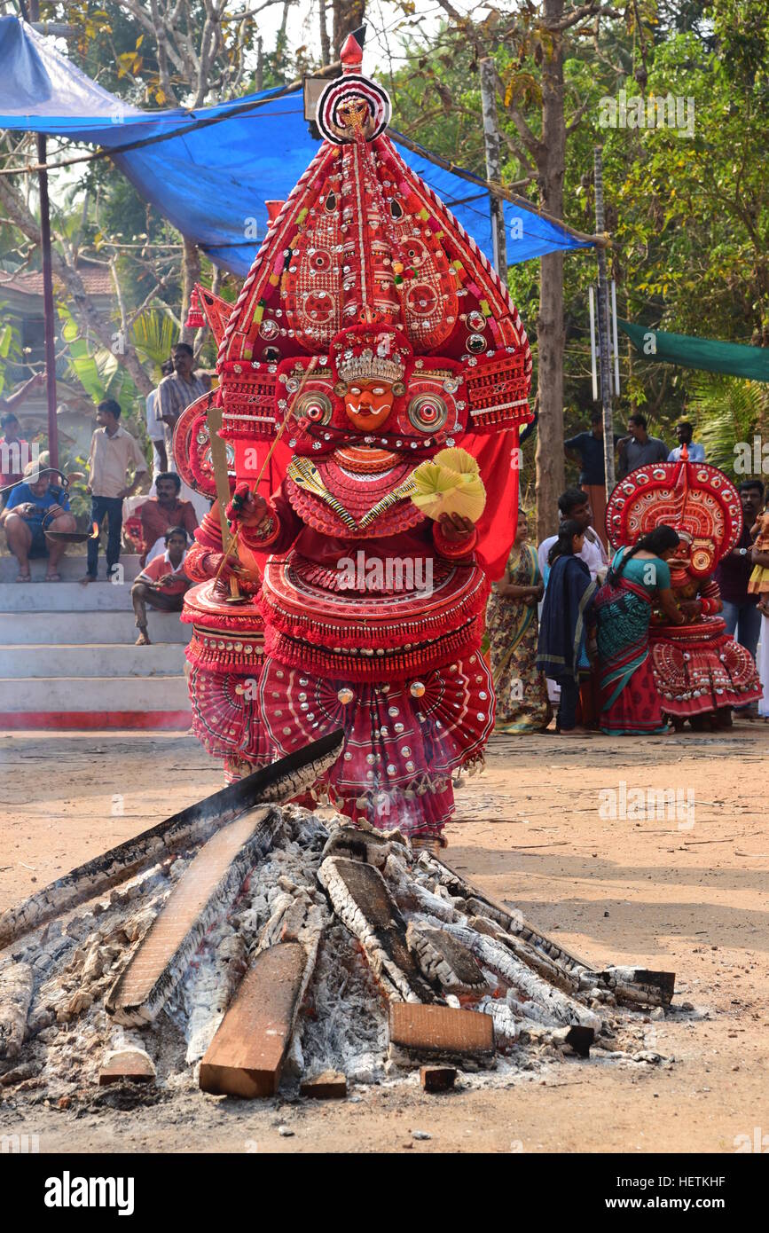 THEYYAM ODER THEYYATTAM IST EINE BELIEBTE HINDUISTISCHE RITUELLE FORM DER ANBETUNG DER NORD MALABAR IM BUNDESSTAAT KERALA, INDIEN, Stockfoto