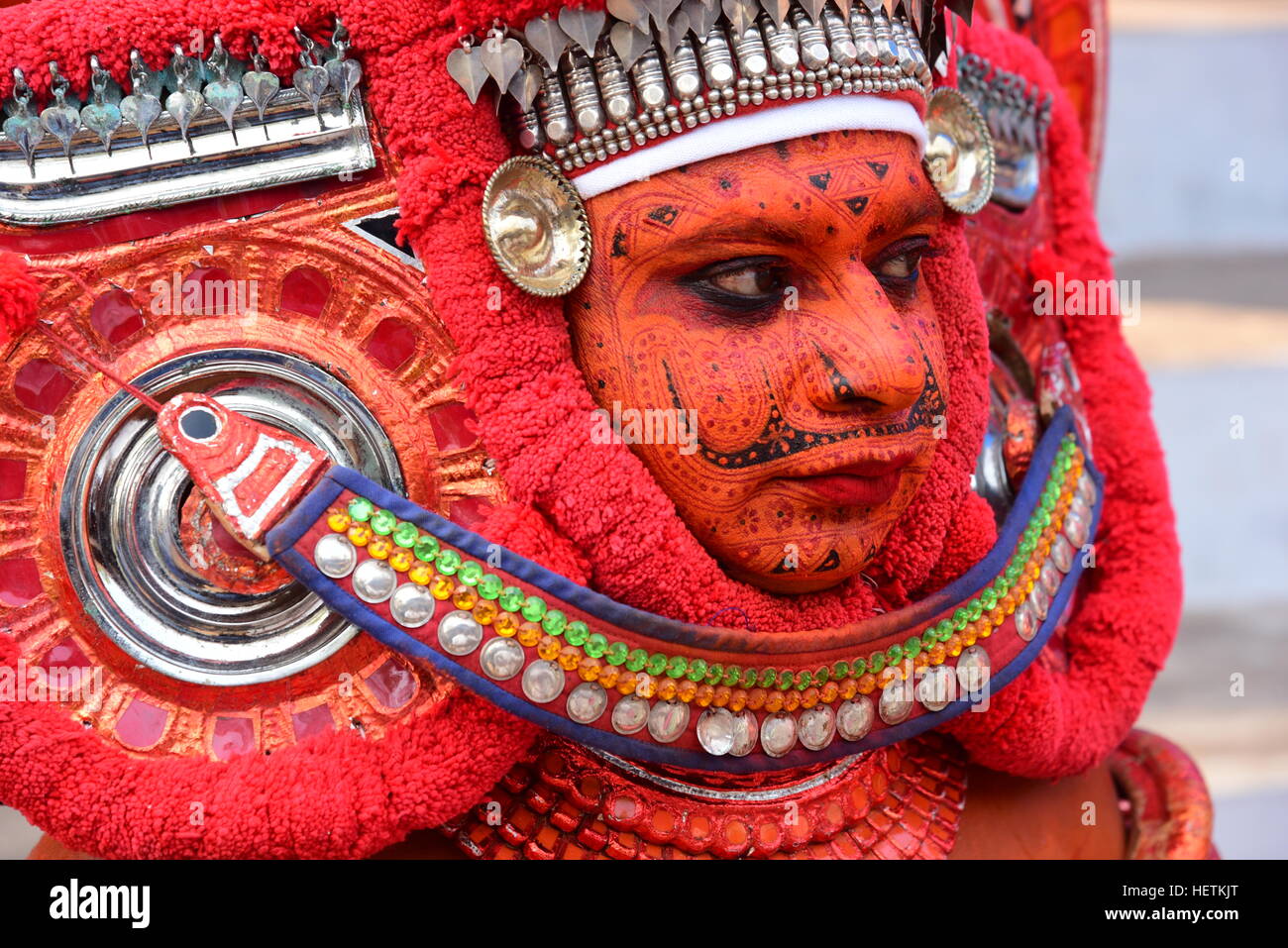 THEYYAM ODER THEYYATTAM IST EINE BELIEBTE HINDUISTISCHE RITUELLE FORM DER ANBETUNG DER NORD MALABAR IM BUNDESSTAAT KERALA, INDIEN, Stockfoto