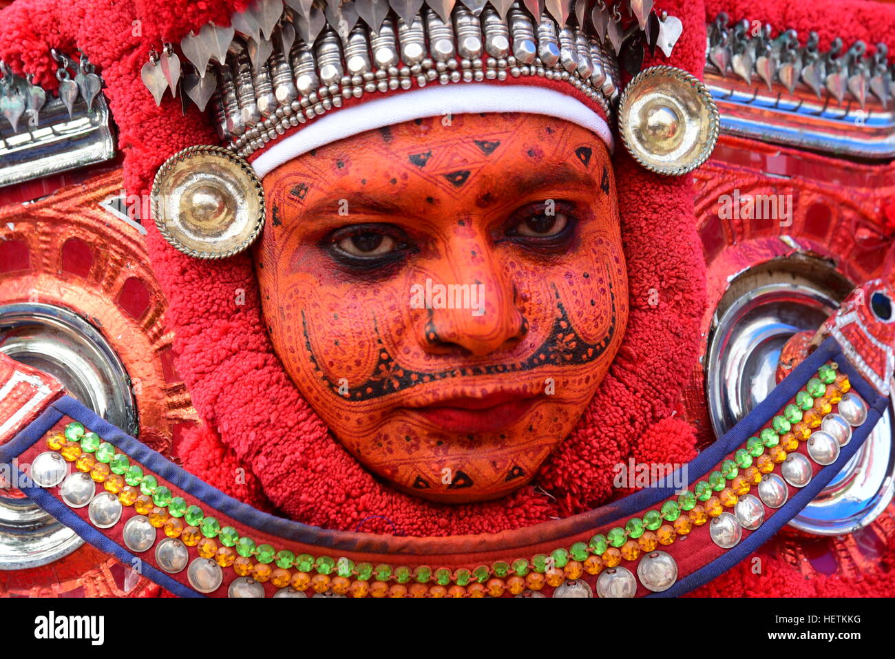THEYYAM ODER THEYYATTAM IST EINE BELIEBTE HINDUISTISCHE RITUELLE FORM DER ANBETUNG DER NORD MALABAR IM BUNDESSTAAT KERALA, INDIEN, Stockfoto