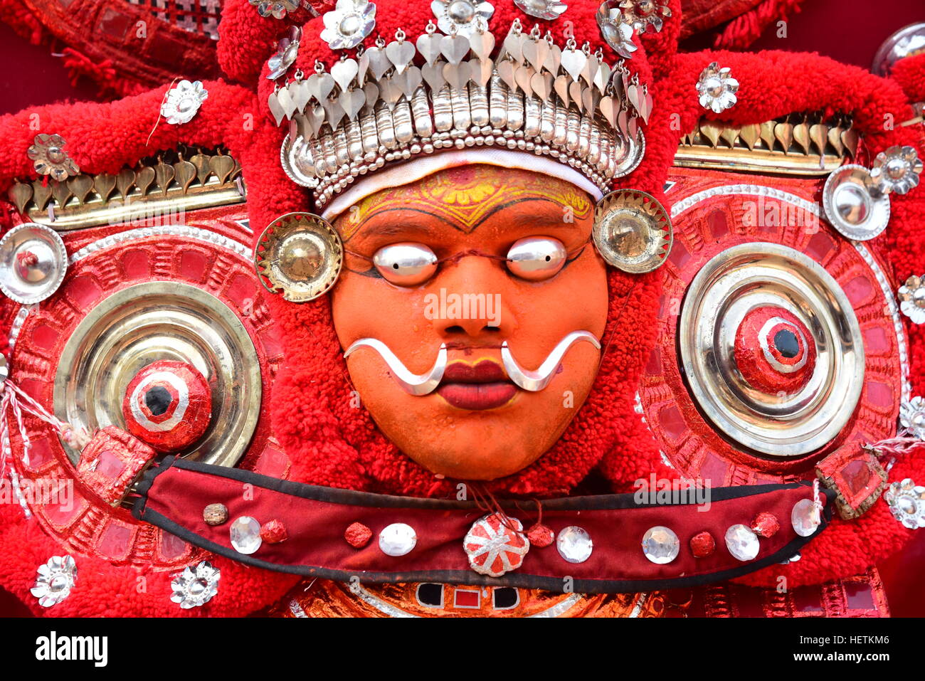 THEYYAM ODER THEYYATTAM IST EINE BELIEBTE HINDUISTISCHE RITUELLE FORM DER ANBETUNG DER NORD MALABAR IM BUNDESSTAAT KERALA, INDIEN, Stockfoto