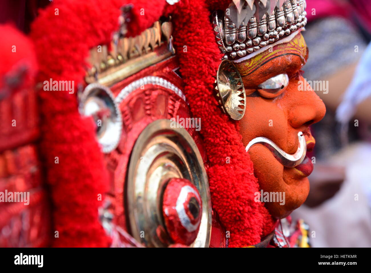 THEYYAM ODER THEYYATTAM IST EINE BELIEBTE HINDUISTISCHE RITUELLE FORM DER ANBETUNG DER NORD MALABAR IM BUNDESSTAAT KERALA, INDIEN, Stockfoto