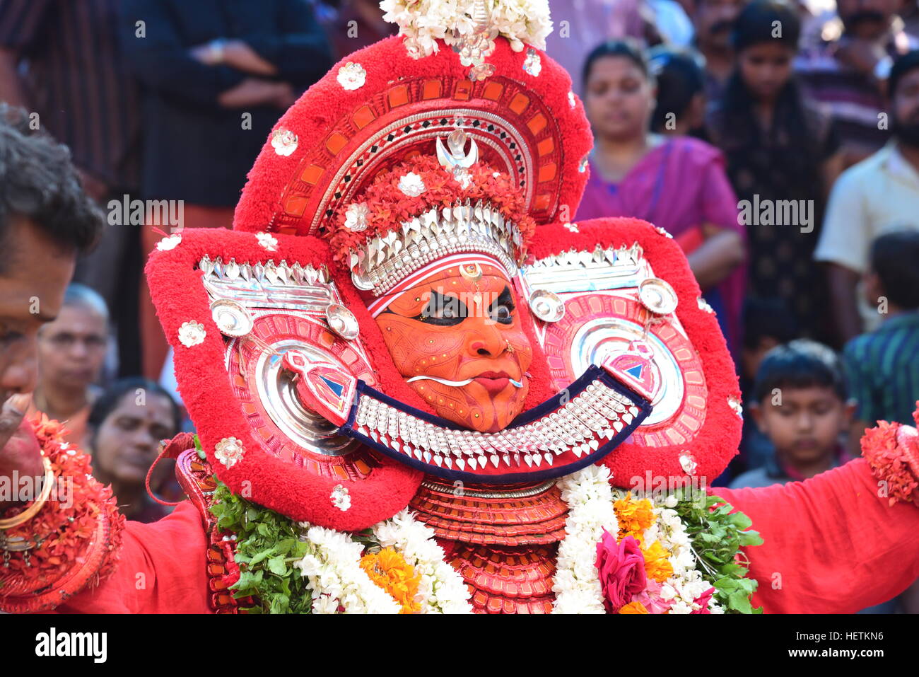 THEYYAM ODER THEYYATTAM IST EINE BELIEBTE HINDUISTISCHE RITUELLE FORM DER ANBETUNG DER NORD MALABAR IM BUNDESSTAAT KERALA, INDIEN, Stockfoto