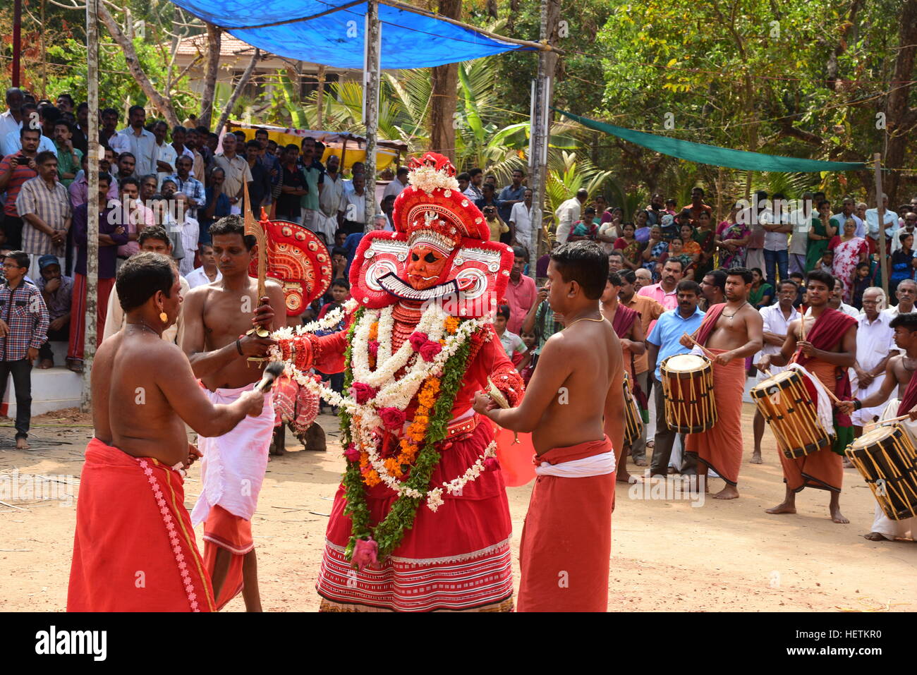 THEYYAM ODER THEYYATTAM IST EINE BELIEBTE HINDUISTISCHE RITUELLE FORM DER ANBETUNG DER NORD MALABAR IM BUNDESSTAAT KERALA, INDIEN, Stockfoto