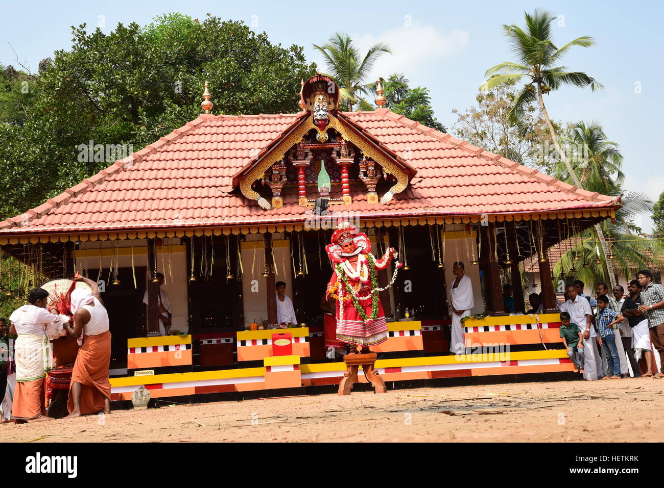 THEYYAM ODER THEYYATTAM IST EINE BELIEBTE HINDUISTISCHE RITUELLE FORM DER ANBETUNG DER NORD MALABAR IM BUNDESSTAAT KERALA, INDIEN, Stockfoto