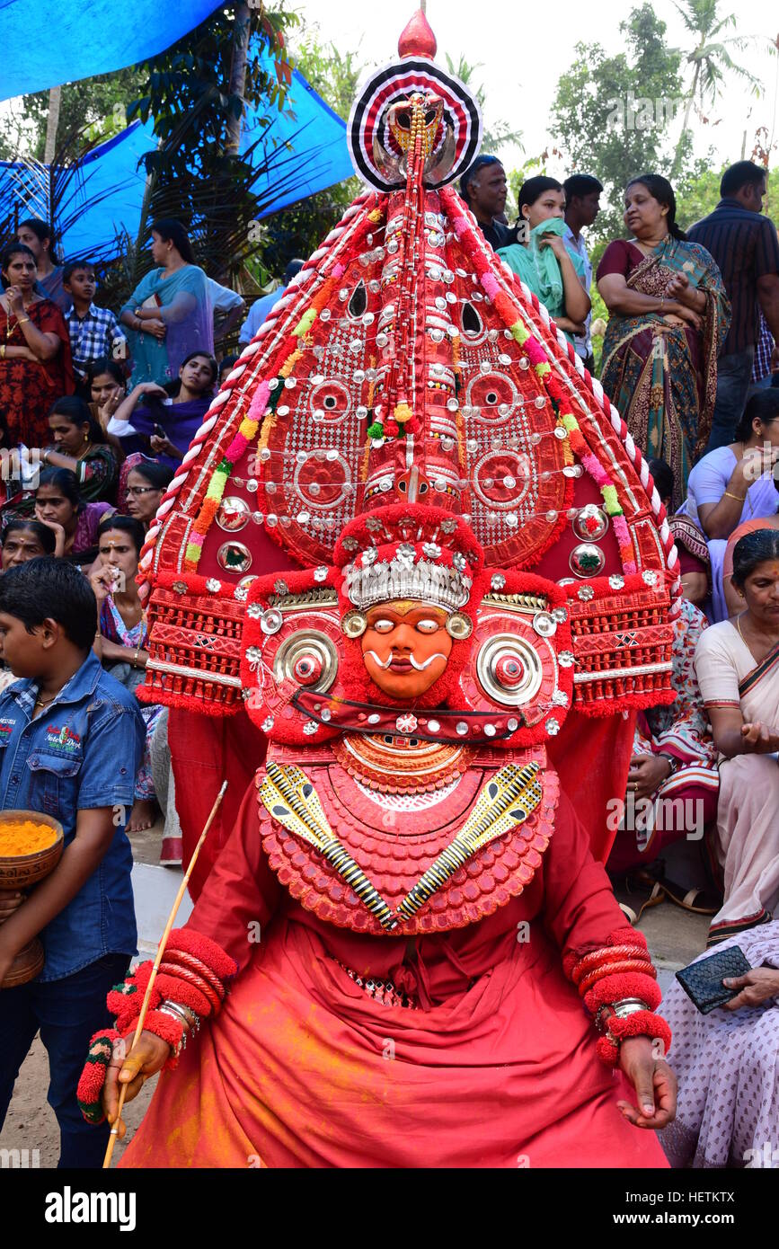 THEYYAM ODER THEYYATTAM IST EINE BELIEBTE HINDUISTISCHE RITUELLE FORM DER ANBETUNG DER NORD MALABAR IM BUNDESSTAAT KERALA, INDIEN, Stockfoto