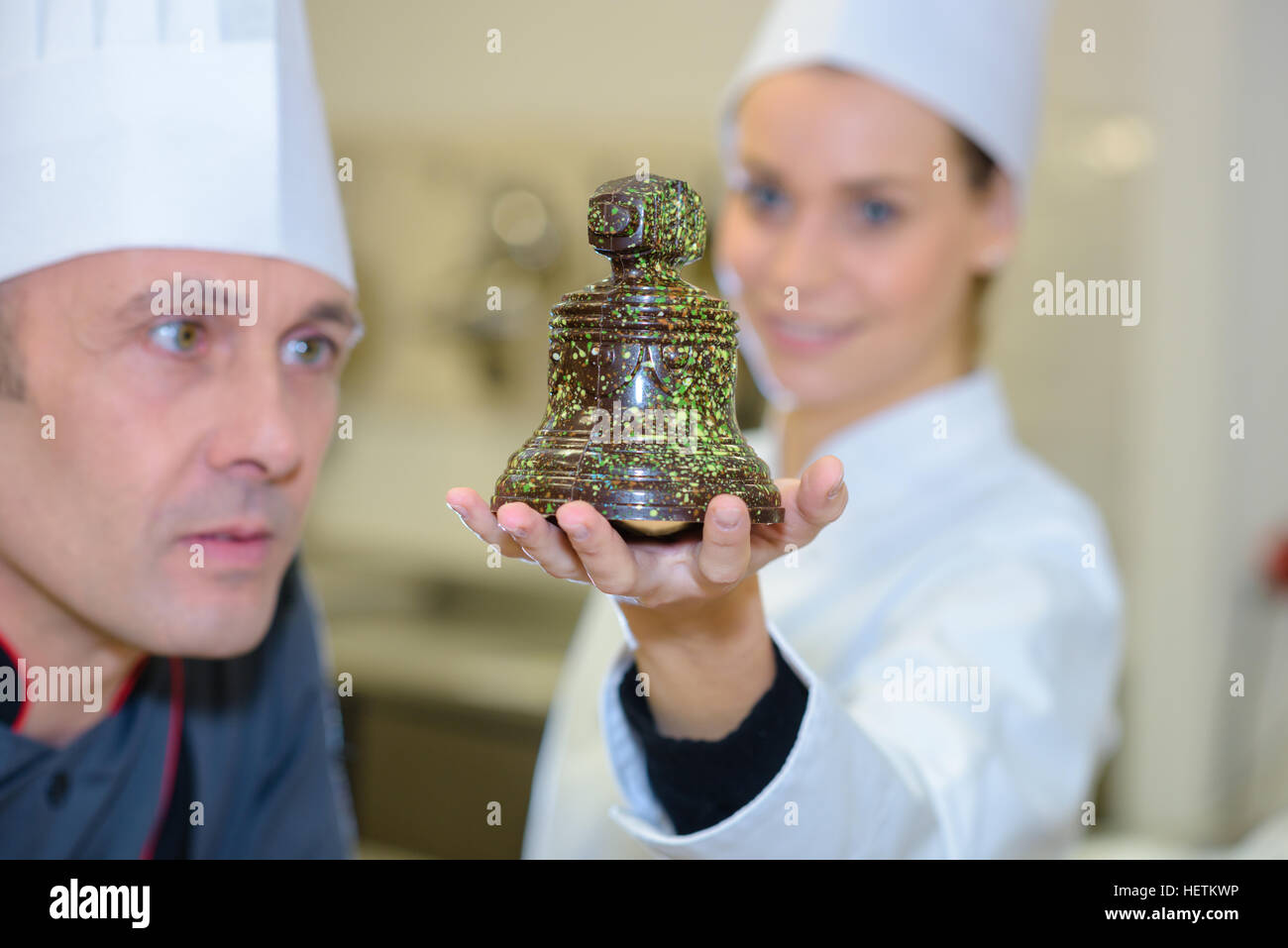 Porträt von zwei Konditoren mit Schokolade Glocke Stockfoto