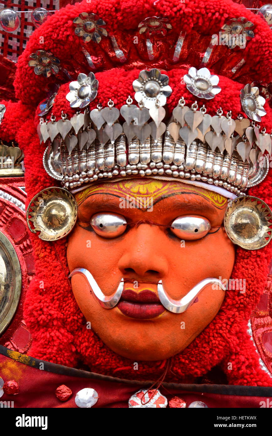 THEYYAM ODER THEYYATTAM IST EINE BELIEBTE HINDUISTISCHE RITUELLE FORM DER ANBETUNG DER NORD MALABAR IM BUNDESSTAAT KERALA, INDIEN, Stockfoto