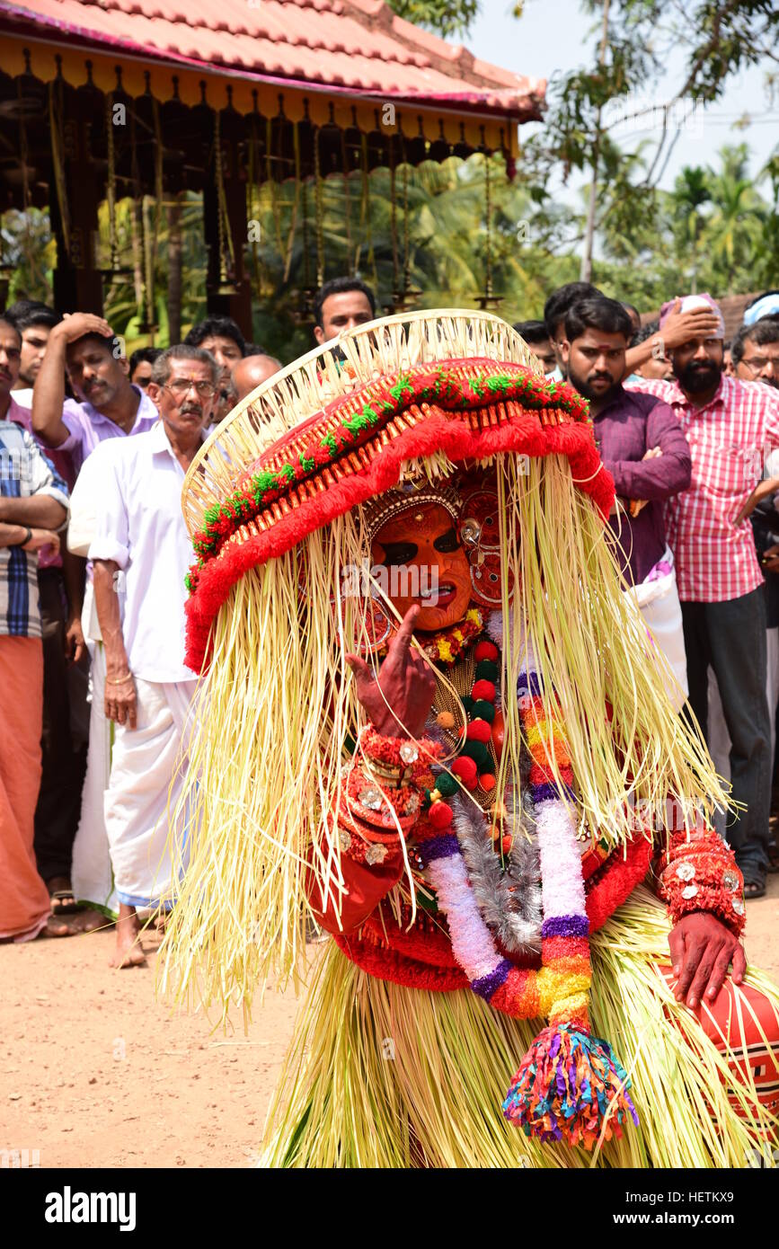 THEYYAM ODER THEYYATTAM IST EINE BELIEBTE HINDUISTISCHE RITUELLE FORM DER ANBETUNG DER NORD MALABAR IM BUNDESSTAAT KERALA, INDIEN, Stockfoto