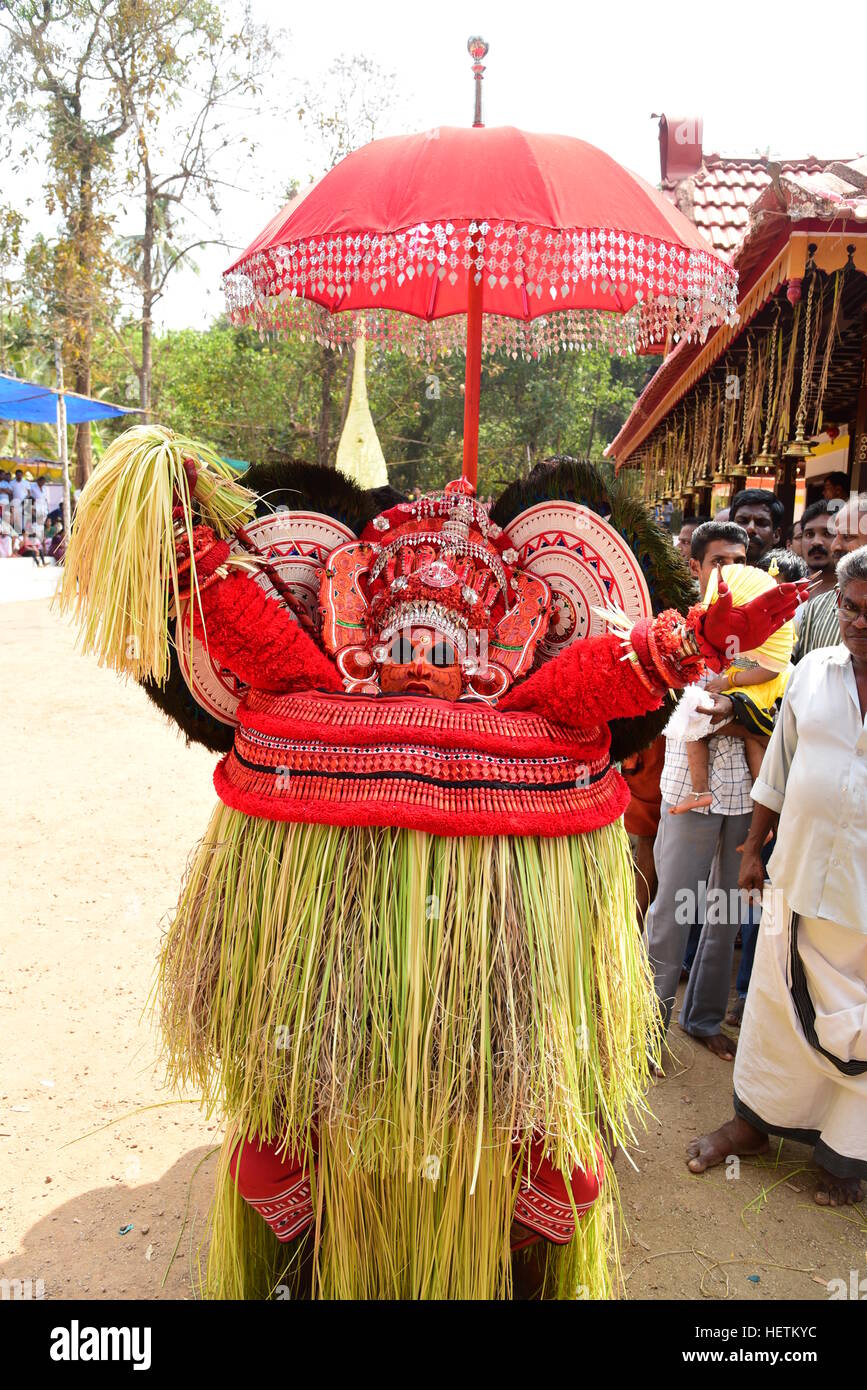 THEYYAM ODER THEYYATTAM IST EINE BELIEBTE HINDUISTISCHE RITUELLE FORM DER ANBETUNG DER NORD MALABAR IM BUNDESSTAAT KERALA, INDIEN, Stockfoto