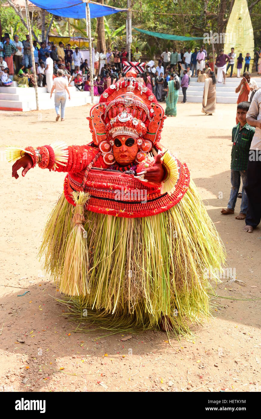 THEYYAM ODER THEYYATTAM IST EINE BELIEBTE HINDUISTISCHE RITUELLE FORM DER ANBETUNG DER NORD MALABAR IM BUNDESSTAAT KERALA, INDIEN, Stockfoto