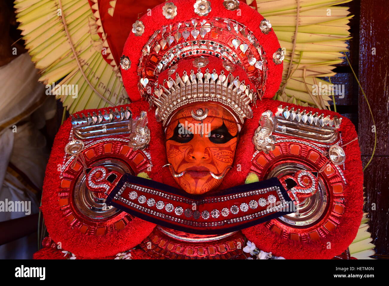 THEYYAM ODER THEYYATTAM IST EINE BELIEBTE HINDUISTISCHE RITUELLE FORM DER ANBETUNG DER NORD MALABAR IM BUNDESSTAAT KERALA, INDIEN, Stockfoto