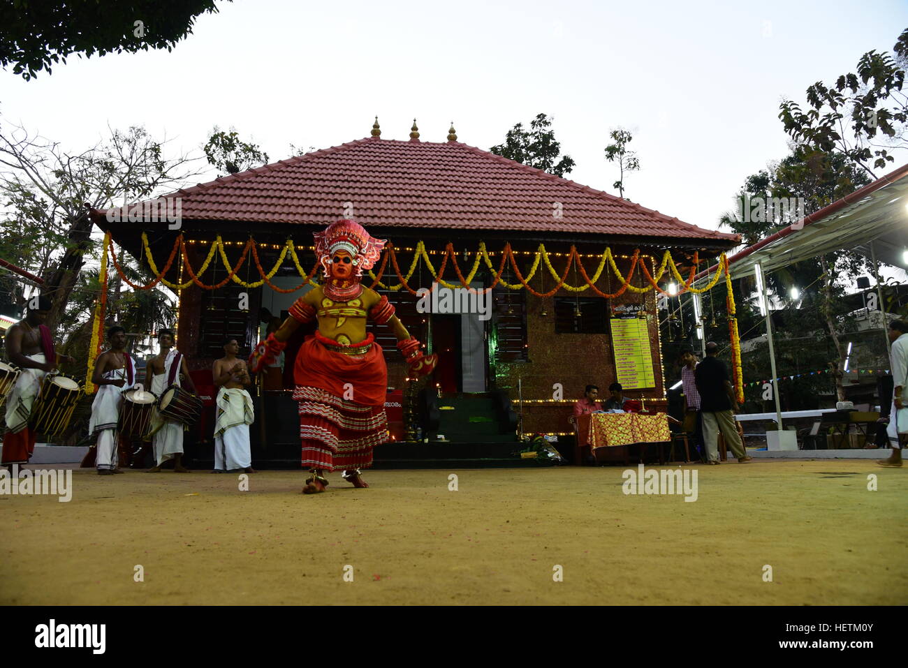 THEYYAM ODER THEYYATTAM IST EINE BELIEBTE HINDUISTISCHE RITUELLE FORM DER ANBETUNG DER NORD MALABAR IM BUNDESSTAAT KERALA, INDIEN, Stockfoto