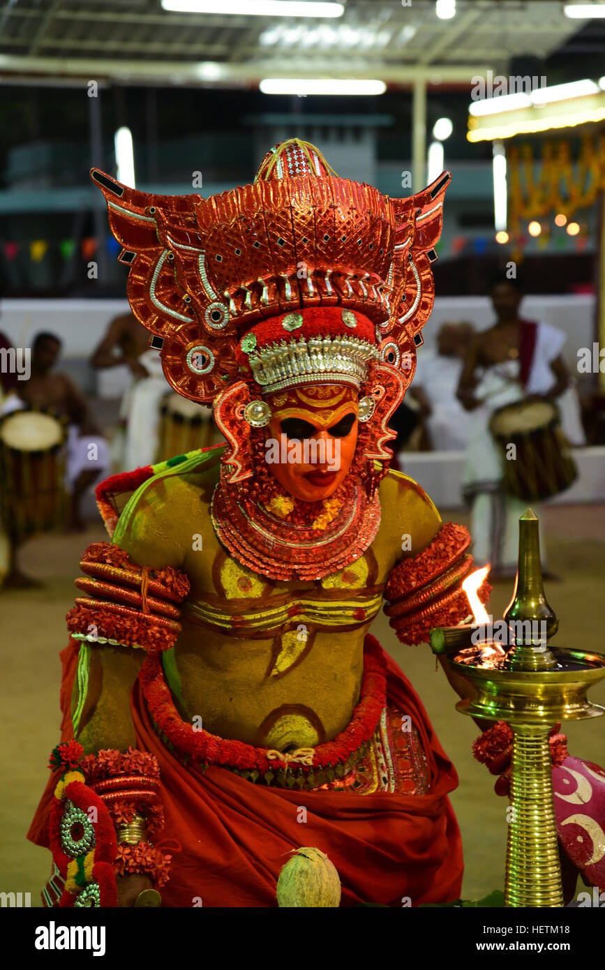 THEYYAM ODER THEYYATTAM IST EINE BELIEBTE HINDUISTISCHE RITUELLE FORM DER ANBETUNG DER NORD MALABAR IM BUNDESSTAAT KERALA, INDIEN, Stockfoto
