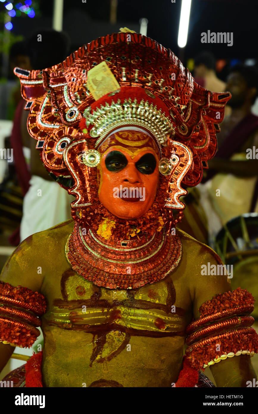 THEYYAM ODER THEYYATTAM IST EINE BELIEBTE HINDUISTISCHE RITUELLE FORM DER ANBETUNG DER NORD MALABAR IM BUNDESSTAAT KERALA, INDIEN, Stockfoto