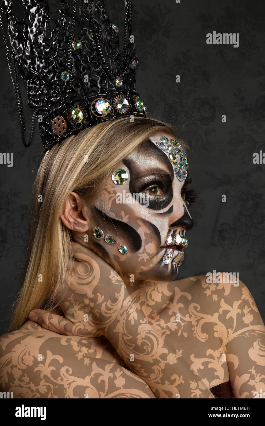 Tag der Toten schimmernden kreative Make-up in Candy-Schädel-Stil mit silbernen Perlen, gotische Krone und Damast Körperfarbe Stockfoto