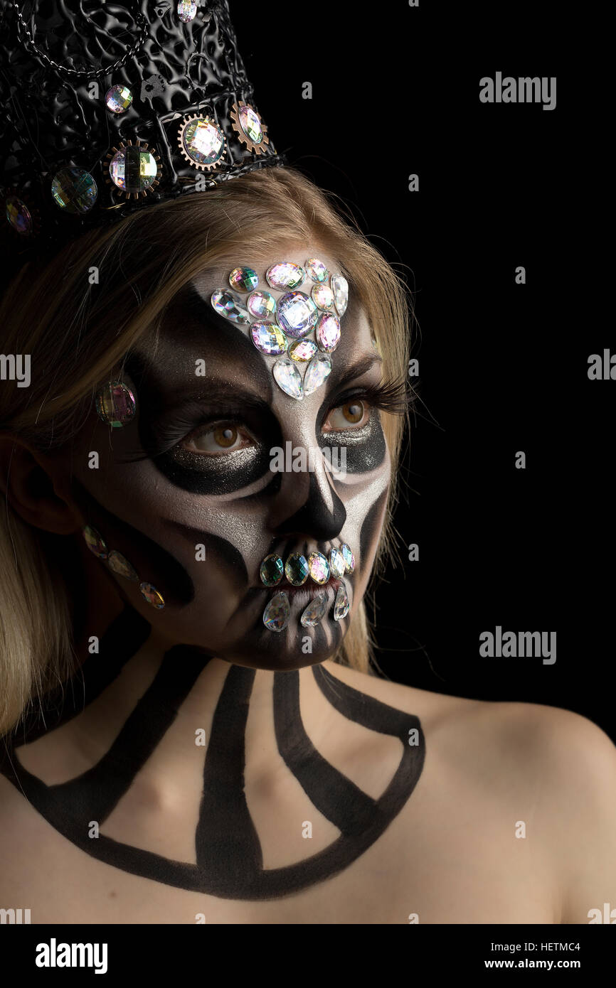 Tag der Toten schimmernden kreative Make-up in Candy-Schädel-Stil mit  silbernen Perlen und gotische Krone Kopfbedeckung Stockfotografie - Alamy