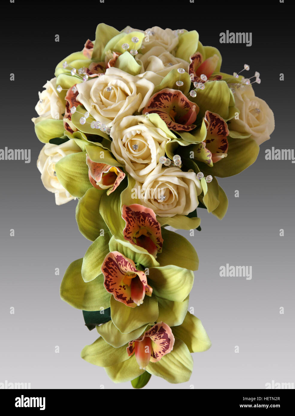 Brautstrauß aus Orchideen und Rosen in den Farben Creme und Pfirsich auf einem Hintergrund verblassen hergestellt Stockfoto