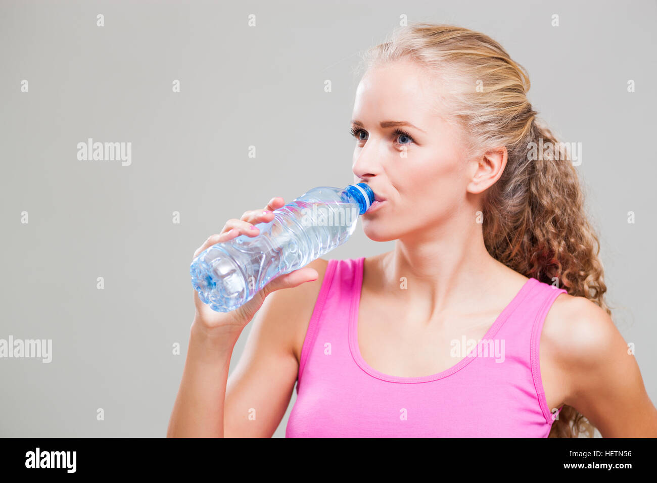 Sportliche Frau ist Trinkwasser. Stockfoto