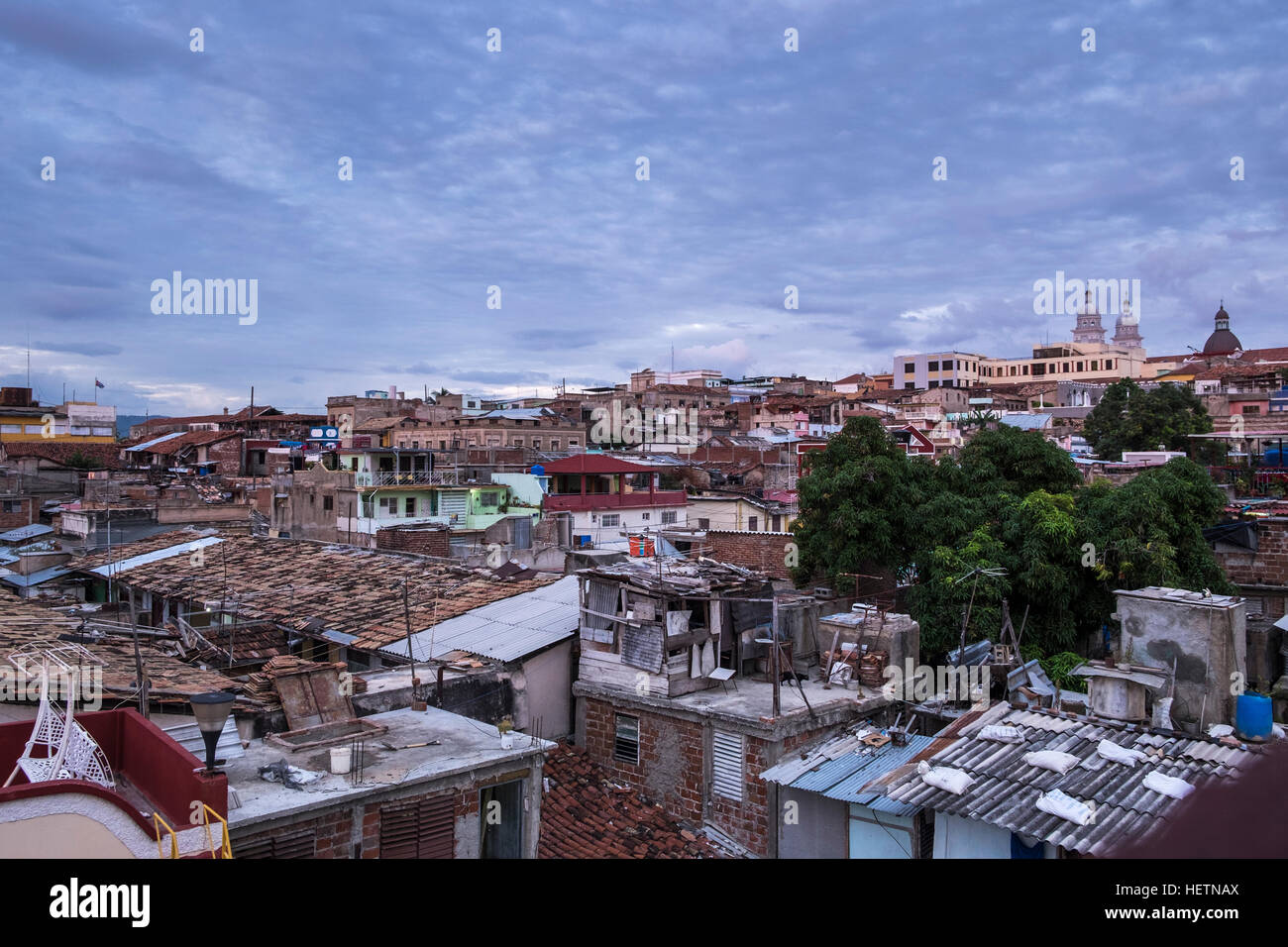 Stadtbild, Blick auf die Skyline der Stadt in der Abenddämmerung, Santiago De Cuba, Kuba Stockfoto