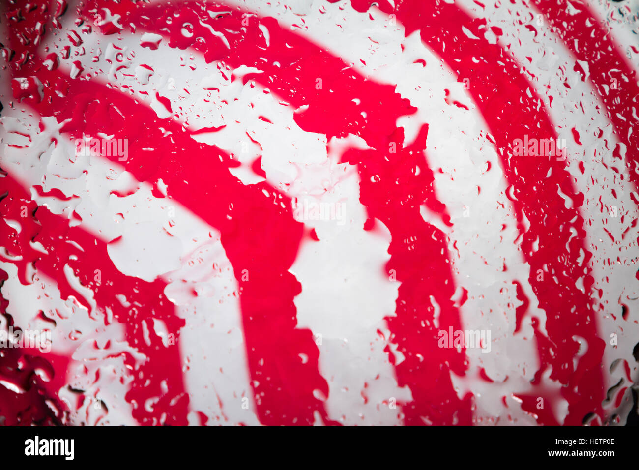 Bokeh Hintergründe Wasser Spritzen auf rosa und weißen Streifen. Stockfoto