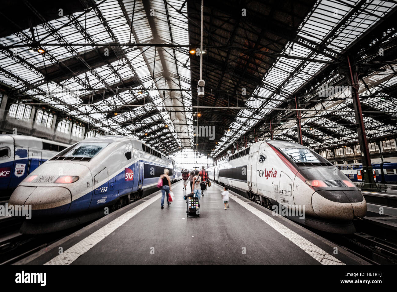 Moderne High-Speed-Kugel TGV und Regionalzüge verlassen Paris vom historischen Bahnhof Gare de Lyon Stockfoto