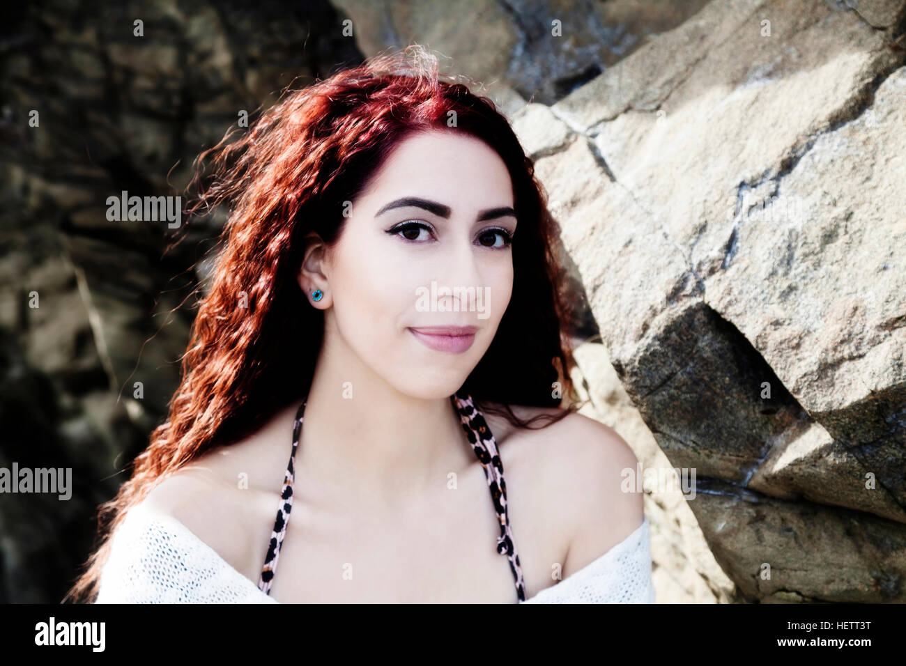 Junge, attraktive Latina Woman Outdoor Portrait mit Felsen im Hintergrund Stockfoto