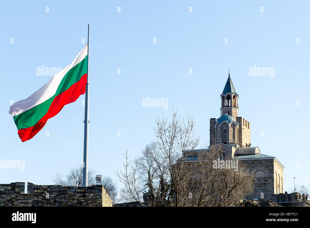 Patriarchalischen Kirche am Tzarevetz Festung, Veliko Tarnovo, Bulgarienund Verzicht auf bulgarische Flagge Stockfoto